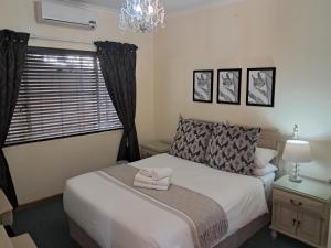 Postel nebo postele na pokoji v ubytování Jakkalsdraai Guest House