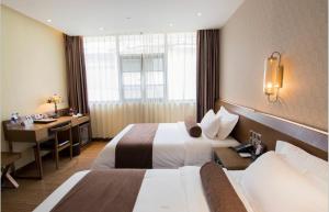 Voodi või voodid majutusasutuse Xicheng International Hotel Guangzhou Sanyuanli Jiangxia Metro Station Branch toas