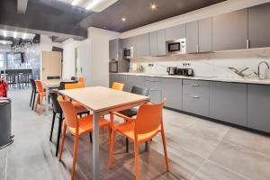 a kitchen and dining room with a table and chairs at 10 Studio Charenton Chambre Fitness Cinema in Charenton-le-Pont