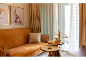 Posezení v ubytování Keyrock Living - Luxury 1BR Apartment with Lake View in Business Bay