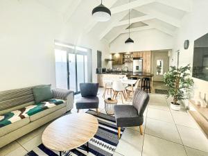 Χώρος καθιστικού στο Home away from home