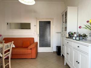A kitchen or kitchenette at Beach House Gelsomino