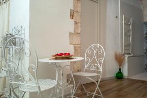 a small table and two chairs in a room at Dimore Piazza Vecchia Wellness Suites in Castellana Grotte