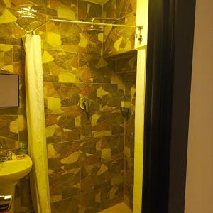 a bathroom with a shower and a sink at Suite La Rueda - El Renacimiento Suites in Cuenca +4 photos