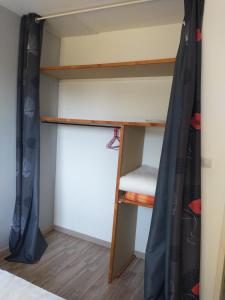 Palanda nebo palandy na pokoji v ubytování gîte le Mistralou