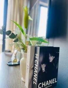 プレトリアにあるSoulSerene Innの植物の横のテーブルに座る本2冊