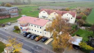 an overhead view of a large house with cars parked in front at Ostseeperle Börgerende in Börgerende-Rethwisch