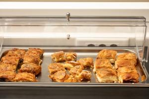 a baking pan filled with food in an oven at Oniro Boutique Hotel in Toroni