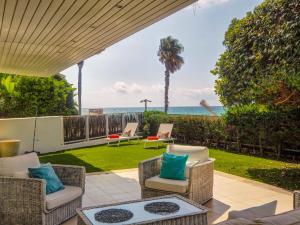 Un patio con sillas y vista al mar. en Luxury Seaview Apartment by Hello Homes Sitges, en Sitges