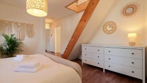 Postel nebo postele na pokoji v ubytování Gemütliche FeWo nahe der Mosel - Perfekt für Familien & Weinliebhaber bis 7 Personen - Top Lage - Traben-Trarbach