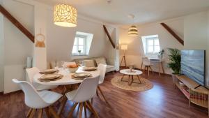 TV a/nebo společenská místnost v ubytování Gemütliche FeWo nahe der Mosel - Perfekt für Familien & Weinliebhaber bis 7 Personen - Top Lage - Traben-Trarbach