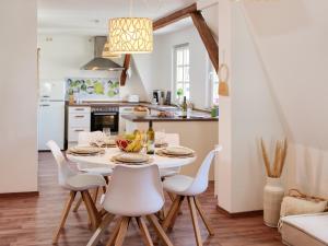 Kuchyň nebo kuchyňský kout v ubytování Gemütliche FeWo nahe der Mosel - Perfekt für Familien & Weinliebhaber bis 7 Personen - Top Lage - Traben-Trarbach