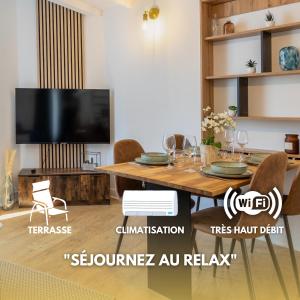 un salon avec une table et une télévision dans l'établissement Le Relax - Maison climatisée avec terrasse - Troyes, à Troyes