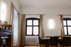 Fotografie z fotogalerie ubytování Luxurious Castle Retreat in Austria Little Versailles with Nearby Spas v destinaci Aurolzmünster