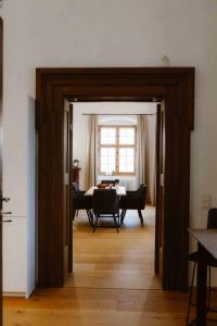 Posezení v ubytování Luxurious Castle Retreat in Austria Little Versailles with Nearby Spas