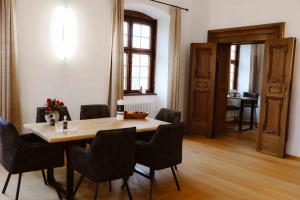 Posezení v ubytování Luxurious Castle Retreat in Austria Little Versailles with Nearby Spas