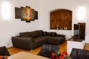 Posezení v ubytování Luxurious Castle Retreat in Austria Little Versailles with Nearby Spas