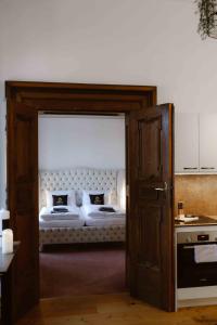 Postel nebo postele na pokoji v ubytování Luxurious Castle Retreat in Austria Little Versailles with Nearby Spas