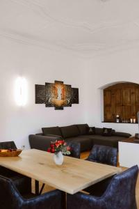 Posezení v ubytování Luxurious Castle Retreat in Austria Little Versailles with Nearby Spas