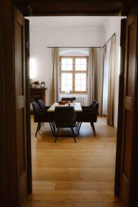 Posezení v ubytování Luxurious Castle Retreat in Austria Little Versailles with Nearby Spas