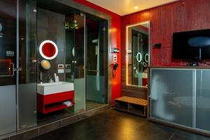 Телевизор и/или развлекательный центр в Fahrenheit Hotels & Resorts