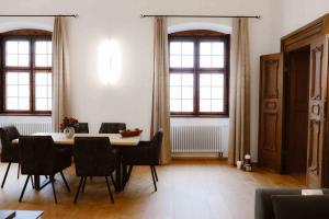 Posezení v ubytování Luxurious Castle Retreat in Austria Little Versailles with Nearby Spas
