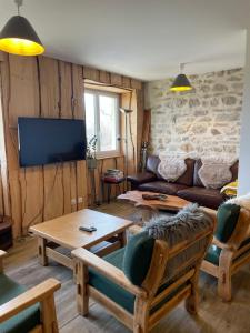 un salon avec un canapé et une table dans l'établissement Gîte 5 chambres piscine vue montagne, à Ordonnaz