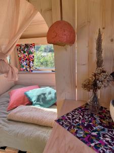 Camping Les Ronds Duval face aux îles anglo-normandes的休息区