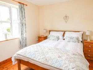 una camera da letto con un letto e una finestra di 18 Dalewood a Glengarriff
