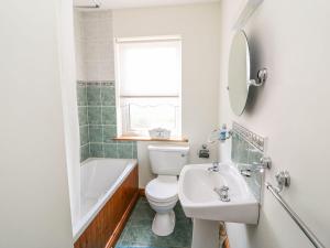 e bagno con lavandino, servizi igienici e vasca. di 18 Dalewood a Glengarriff