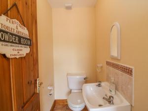 un bagno con un water e un lavandino di 18 Dalewood a Glengarriff Altre 6 foto