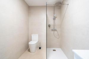 un baño con inodoro y ducha en VLC Host - Tamarit, en Valencia