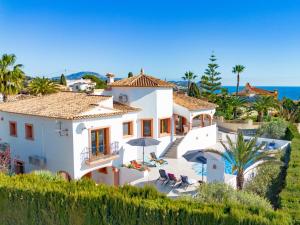 Cette villa offre une vue sur l'océan. dans l'établissement Villa Martí, à Calp