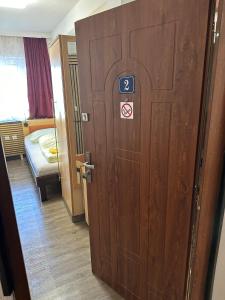Postel nebo postele na pokoji v ubytování Cesar's Pension