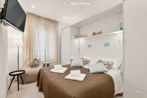 une chambre avec un grand lit avec deux serviettes dessus dans l'établissement L'Antica Piazzetta, Terre Marine, à Monterosso al Mare