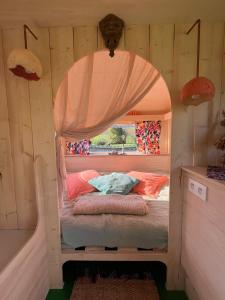 Les Moitiers-dʼAllonneCamping Les Ronds Duval face aux îles anglo-normandes的窗户客房内的小床