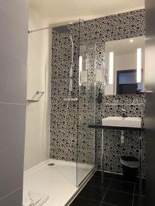 Ванная комната в Kyriad Prestige Perpignan Centre del Mon