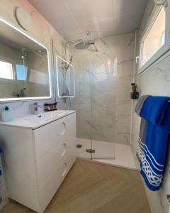 Koupelna v ubytování Precioso apartamento con piscina