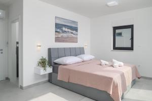 une chambre blanche avec un lit et un miroir dans l'établissement Luxury Villa Ivana Brela heated pool 28 m2, gym, à Brela 48 autres photos