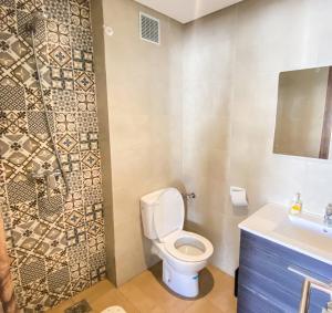 Bagno di Appartement de Luxe Vue Mer Avec Climatisation ! à 5 minutes à pied de la Plage ! à environ 6 minutes en voiture du centre d'Agadir et à 10 minutes en voiture de Taghazout !