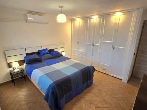 サンミゲル・デ・アボナにある2-Bed Apt Sleeps 4 Steps out on to the Poolのベッドルーム1室(青いベッド1台、青い枕付) +12枚の写真