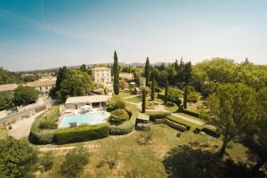 vista aerea su una tenuta con piscina di B&B Château Légier a Fontvieille