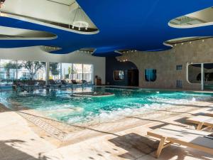 Bazén v ubytování Mercure Quiberon Hotel nebo v jeho okolí