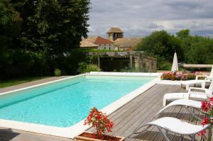 Swimming pool sa o malapit sa L'Ancienne Forge 27 rue de la Crèche Bourg Born