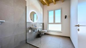 a bathroom with a toilet and a sink and a window at ANDRISS - Stilvolle Lofts & Penthouses - Premium Wohnen mit Parkplatz & Workstations in Kaiserslautern +97 photos