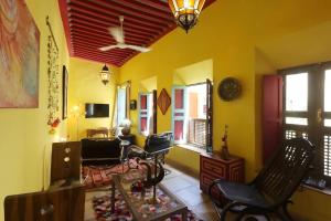 TV a/nebo společenská místnost v ubytování Riad Al Kamar, private, 2 min from Jema El Fna Square
