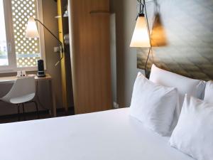 Postel nebo postele na pokoji v ubytování ibis Geneve Centre Lac