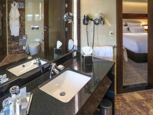 Letto o letti in una camera di Movenpick hotel Sarajevo
