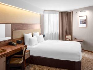 Letto o letti in una camera di Movenpick hotel Sarajevo