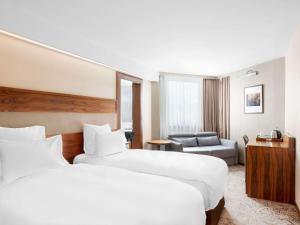Letto o letti in una camera di Movenpick hotel Sarajevo